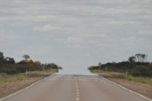 Images Dated 21st March 2003: Heat Haze Heat haze merges the road with the sky in outback Australia near Coober Pedy