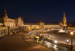 Images Dated 15th December 2013: The illuminated Plaza de Espana - at dusk