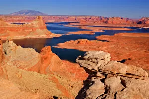 Images Dated 8th April 2009: Lake Powell - panoramic view onto Lake Powell and canyons and buttes of red sandstone from Alstrom