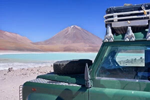 Images Dated 24th May 2010: Landrover at Laguna Verde - a Landrover Defender is parked at turqoise coloured Green Laguna