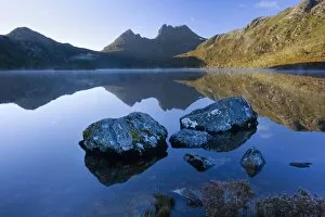Images Dated 10th December 2008: Mountain scenery - Dove Lake in front of massive Cradle Mountain