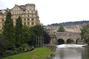 Images Dated 21st July 2009: The Pulteney Bridge crossing the River Avon