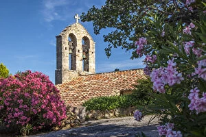 Vaucluse Gallery: Romanesque church in town of Suzette, Provence