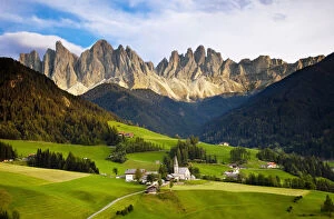 Images Dated 21st January 2013: Santa Magdalena and The Dolomites in Val