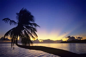 Images Dated 12th June 2009: Sunset from Matira Beach on the island of