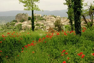 Images Dated 1st July 2007: Typical village in Luberon area - Provence - France