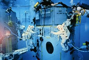 Images Dated 3rd June 2003: Astronauts underwater rehersal, HST repair mission
