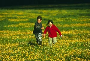 Images Dated 28th May 2002: Children in a meadow