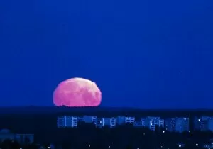 Images Dated 20th August 2003: A distorted full Moon seen just above the horizon