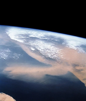 Images Dated 27th July 1992: Dust storm over the Red Sea