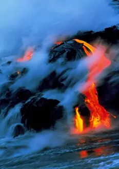 Images Dated 15th September 1999: Molten pahoehoe lava flowing into the ocean