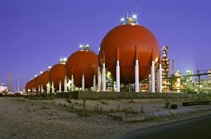 Images Dated 19th January 2006: Oil refinery storage tanks