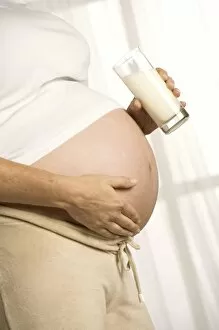 Pregnant woman drinking milk C018/1702