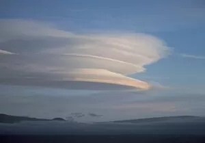 Images Dated 22nd July 1997: Stack of lenticular clouds over Mauna Kea, Hawaii