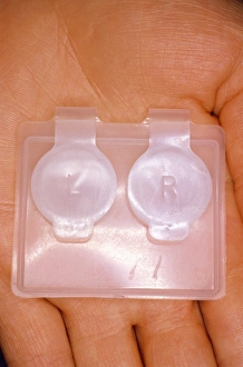 Storage case for hard-type contact lenses Storage case for hard-type contact lenses