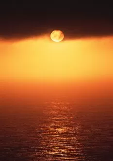 Images Dated 21st March 2001: Sunset in ocean fog