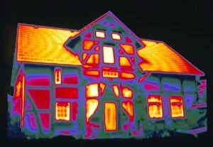 Images Dated 10th June 2002: Thermogram showing heat loss from a house