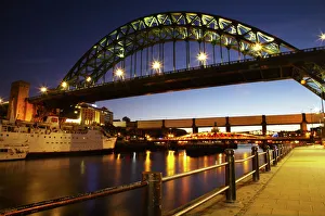 England, Tyne & Wear, Newcastle Upon Tyne. The famous Tyne Bridge and river Tyne in the city of Newcastle
