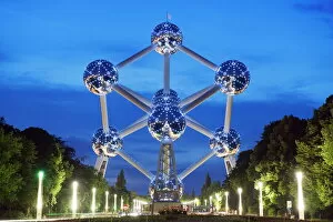 Images Dated 1st July 2010: 1958 World Fair, Atomium model of an iron molecule, illuminated at night