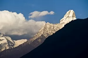 Images Dated 7th February 2011: Ama Dablam, 6856 metres, Khumbu (Everest) Region, Nepal, Himalayas, Asia