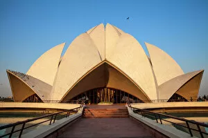 Images Dated 27th November 2012: Bahai House of Worship known as the The Lotus Temple, New Delhi, Delhi, India, Asia