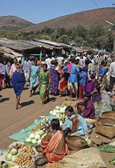 Images Dated 3rd February 2005: Bonda tribeswomen come down from the hills to sell vegetables in the weekly market in Onukudelli