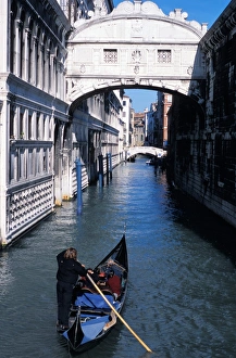 <b class=qtipBold><figcaption>Bridge of Sighs</figcaption></b><br>Bridge of Sighs, Venice, Veneto, Italy, Europe<br><em>© Robert Harding 2008 - All Rights Reserved</em> Bridge of Sighs