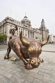 The Bund Bull in front of the Shanghai Pudong Development Bank and Customs House, The Bund, Shanghai, China, Asia
