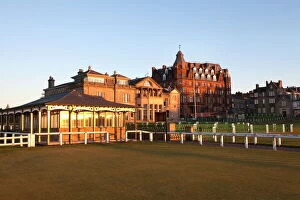 St Andrews Collection: Caddie Pavilion and The Royal and Ancient Golf Club at the Old Course, St