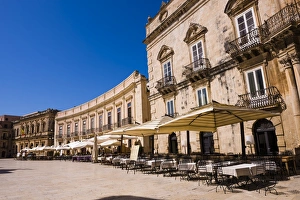 Cafes in Sicilian Baroque style buildings in Piazza Duomo, Ortigia, Syracuse (Siracusa) Cafes in Sicilian Baroque style buildings in Piazza Duomo, Ortigia, Syracuse (Siracusa)
