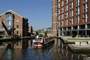 Canal boat entering Granary Wharf, Leeds Liverpool Canal, Leeds, West Yorkshire