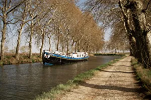 Canal du Midi, near Beziers, Languedoc-Roussillon, France, Europe Canal du Midi, near Beziers, Languedoc-Roussillon, France, Europe