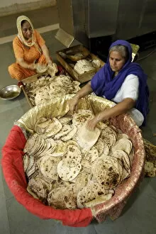 Images Dated 6th April 2010: Chapatti making in the communal kitchen of Bangla Sahib Gurdwara, New Delhi, India, Asia