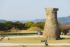 Cheomseongdae Astronomical Observation Tower, Royal Tombs burial mounds, UNESCO World Heritage Site, Gyeongju, Gyeongsangbuk-do, South Korea, Asia Cheomseongdae Astronomical Observation Tower, Royal Tombs burial mounds, UNESCO World Heritage Site, Gyeongju, Gyeongsangbuk-do, South Korea, Asia