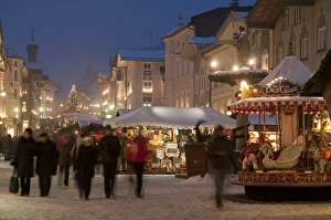 Christmas Market stalls and people at Marktstrasse at twilight, Bad Tolz spa town Christmas Market stalls and people at Marktstrasse at twilight, Bad Tolz spa town