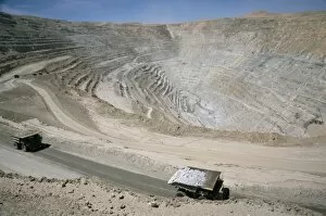 Lorry Gallery: Chuqui open-pit copper mine, 4km long, 720m d eep, trucks each carrying 300t of ore