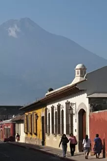 Images Dated 26th March 2009: Colonial buildings and Volcan de Agua, Antigua, Guatemala, Central America