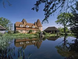 Images Dated 25th September 2008: Converted oast house at Markbeech, Kent, England, United Kingdom, Europe