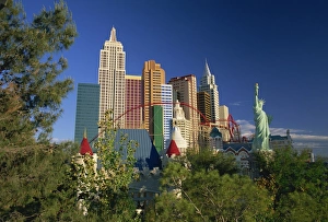 Copy Statue of Liberty and the New York New York Hotel and Casino Copy Statue of Liberty and the New York New York Hotel and Casino