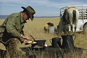 Breakfast Gallery: Cowboys eating breakfast in a field