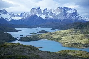 Images Dated 3rd November 2006: Cuernos del Paine (Horns of Paine) and the blue waters of Lake Pehoe