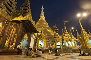 Devotees come to pray at Shwedagon Pagoda, Yangon (Rangoon), Myanmar (Burma), Asia Devotees come to pray at Shwedagon Pagoda, Yangon (Rangoon), Myanmar (Burma), Asia