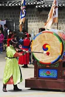 Images Dated 19th April 2014: Drummer, Deoksugung Palace, Seoul, South Korea, Asia