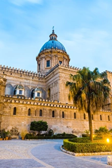 Duomo di Palermo (Palermo Cathedral) at night, Palermo, Sicily, Italy, Europe Duomo di Palermo (Palermo Cathedral) at night, Palermo, Sicily, Italy, Europe
