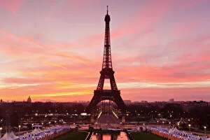 Images Dated 24th December 2012: Eiffel Tower at sunrise, Paris, Ile de France, France, Europe