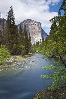 Images Dated 7th June 2011: El Capitan, a 3000 feet granite monolith, with the Merced River flowing through Yosemite Valley