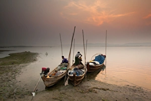 Fisherman prepare to set out, Irrawaddy River, Myanmar (Burma), Asia Fisherman prepare to set out, Irrawaddy River, Myanmar (Burma), Asia