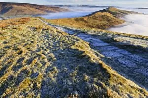Images Dated 26th December 2013: Fog and frost, Edale and Hope Valleys, Great Ridge Hollins Cross and Mam Tor, Castelton