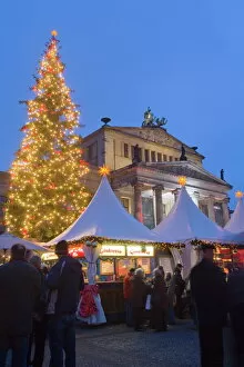 Images Dated 10th December 2008: Gendarmen markt Christmas market and Konzert Haus, Berlin, Germany, Europe