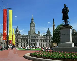 Images Dated 8th April 2008: Glasgow Town Hall and monument to Robert Peel, George Square, Glasgow, Strathclyde
